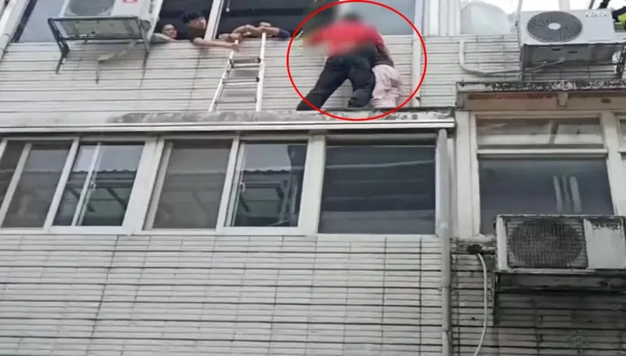 影/家庭爭吵太害怕！宜蘭女躲二樓遮雨棚　警消英勇救助