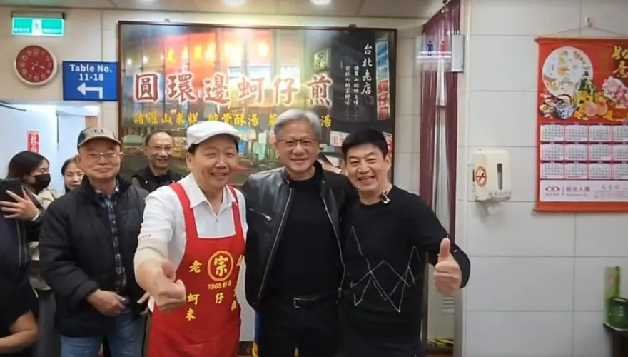 影/黃仁勳再度現身寧夏夜市！天冷穿回黑皮衣　連2天大嗑蚵仔煎