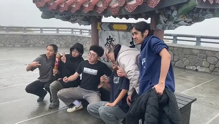 影/合歡山飄冰霰！熱血短袖男「夜衝武嶺」追雪　邊抖邊喊：很興奮
