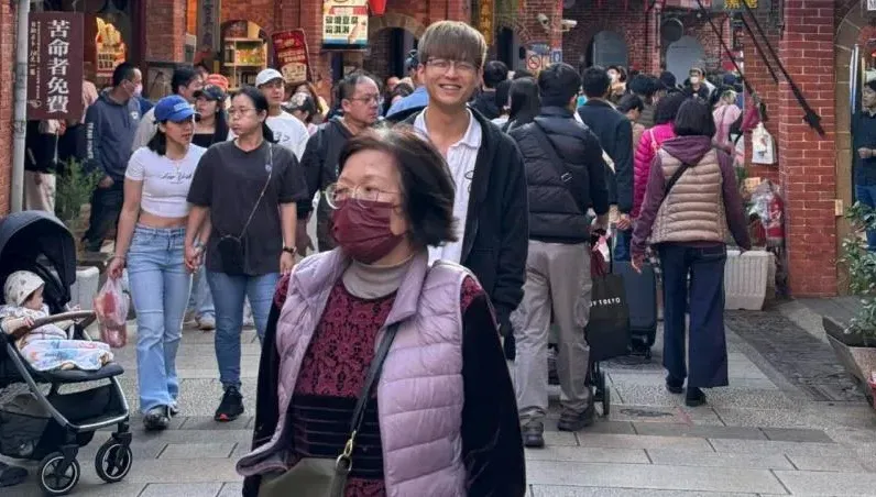 請P圖大神「移走阿姨」意外釣出本尊！　她笑：不知逛個老街會紅