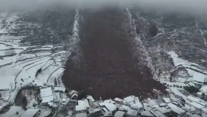 影/雲南山崩活埋47人！空拍慘況「如瀑布傾瀉」已知2死2傷　村民哭：好心痛