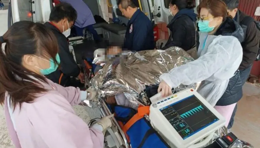 81歲台商中風摔倒！紅十字會協助搭小三通返金門　防寒流全身包鋁箔