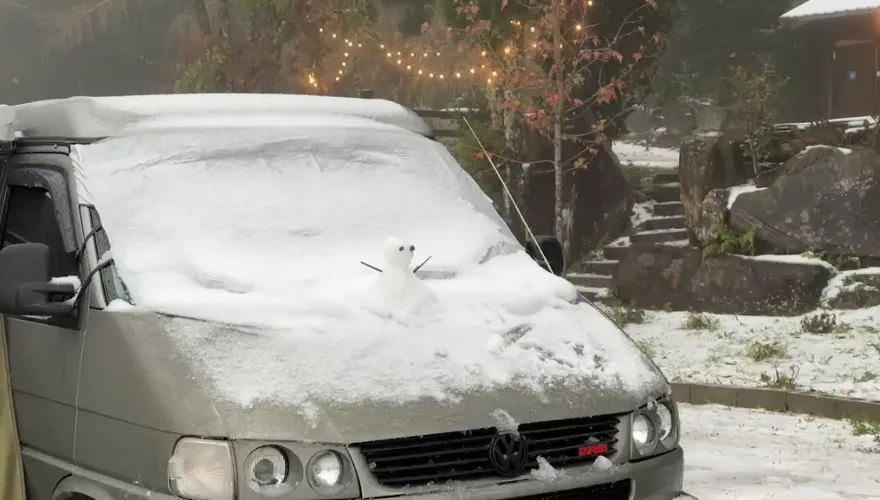 影/新竹尖石降雪厚達3cm！遊客「雪中露營」嗨玩打雪仗　店家怨：水源結冰了
