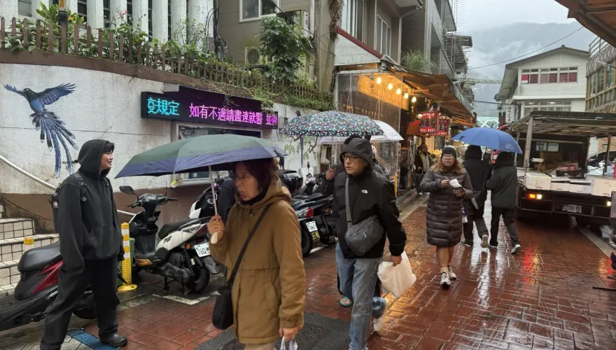 影/追雪族沒轉移！烏來老街冷清清　韓旅遊團：對賞雪無感