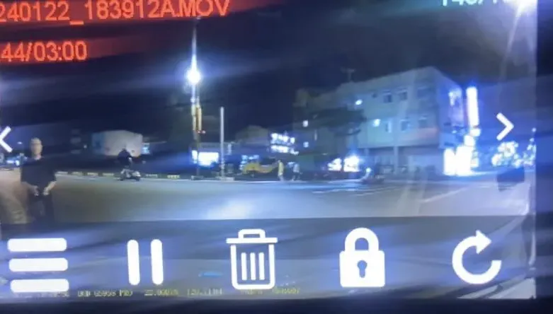 影/父子恆春南門圓環「站車道拍照」！駕駛按喇叭引雙方衝突