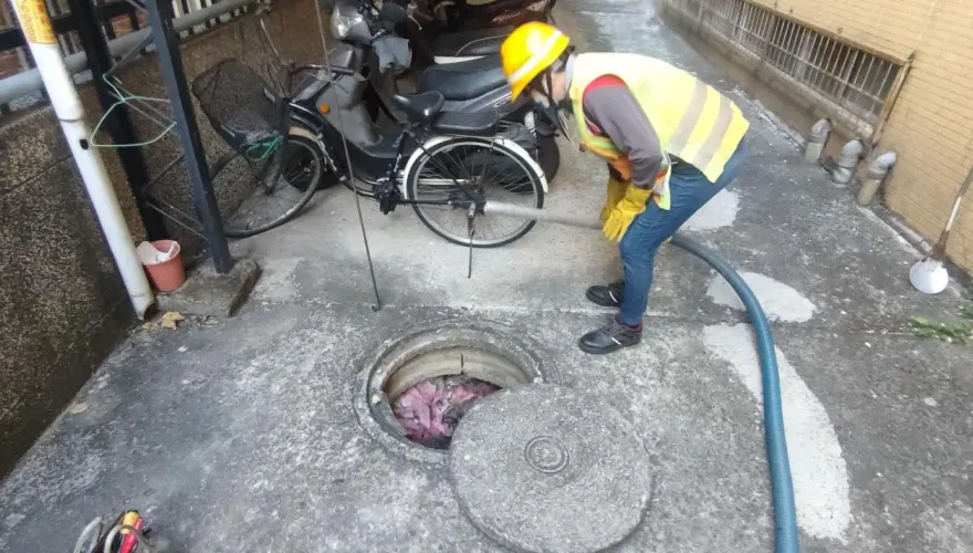 真‧黃金任務！台中男「裸鑽」沖入馬桶　抽2噸大便、魚網撈回
