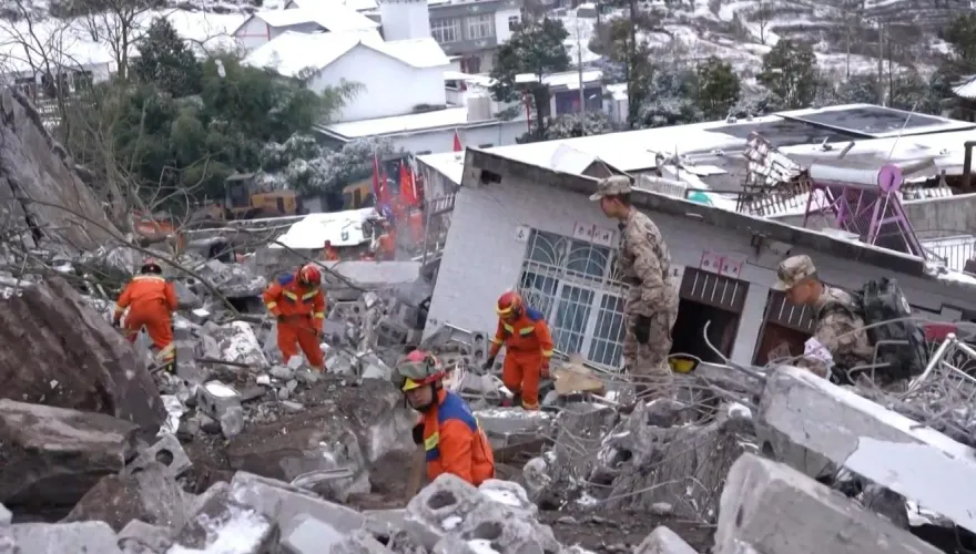 影/雲南恐怖山崩20死24失蹤　極寒、地形險搶救難「45搜救犬」急搜生跡