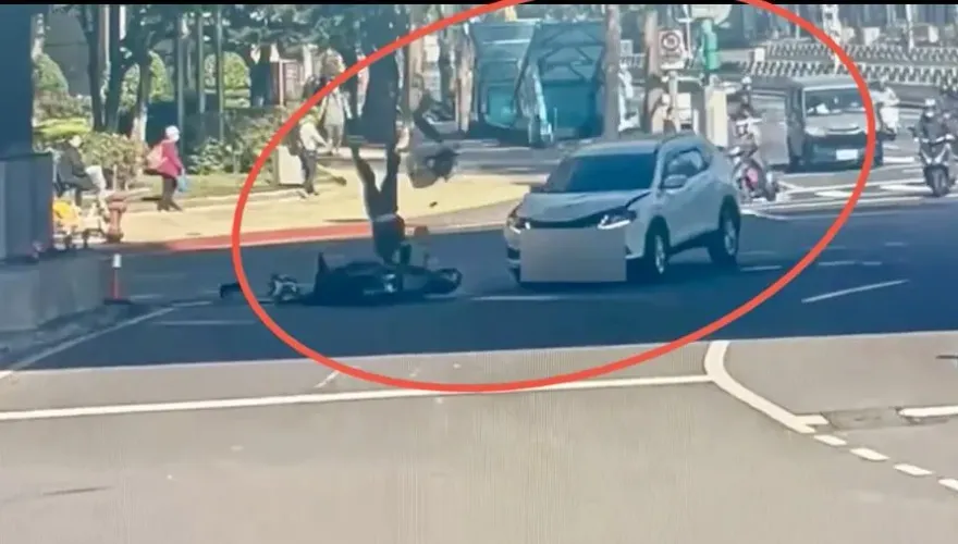 影/驚悚影片！北市2女大生雙載闖紅燈　遭轎車撞飛「空中轉體」受傷送醫