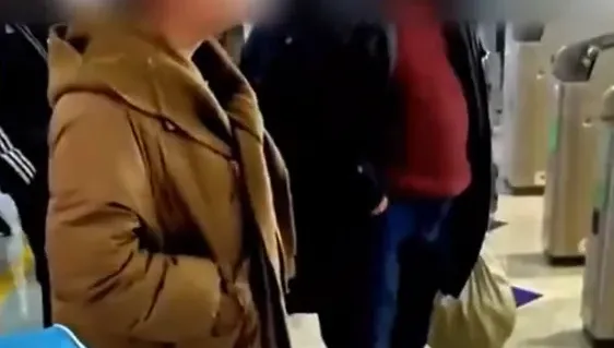 影/小情侶顧親熱錯過火車　竟怒嗆檢票員：不想幹就滾！