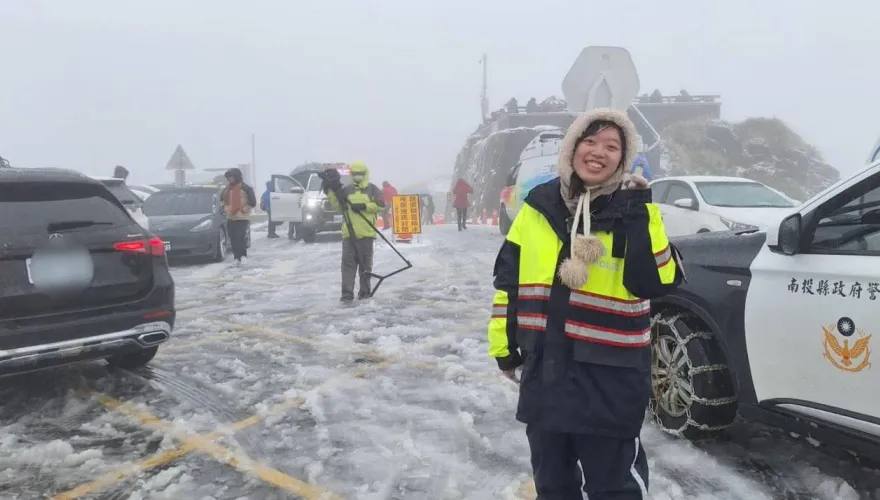 追雪追到燦笑女警！寒流來襲卻被「她的笑容暖到」　一張照片掀暴動