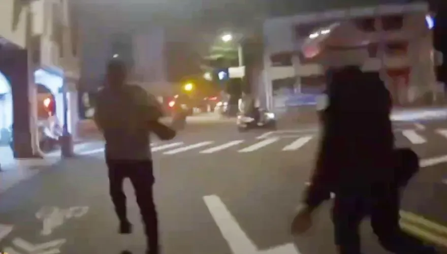 影/追百米成功收服！跟學長出勤遇狀況　西門町健腿衝鋒撲逮通緝犯