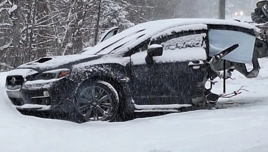 影/嚇到漏尿！黑車雪地玩命超車　慘對撞鏟雪車「後半部離奇消失」