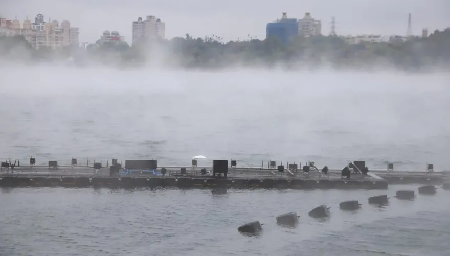 影/寒流奇景！嘉義蘭潭如「滾燙開水」直冒煙　氣象站解答了