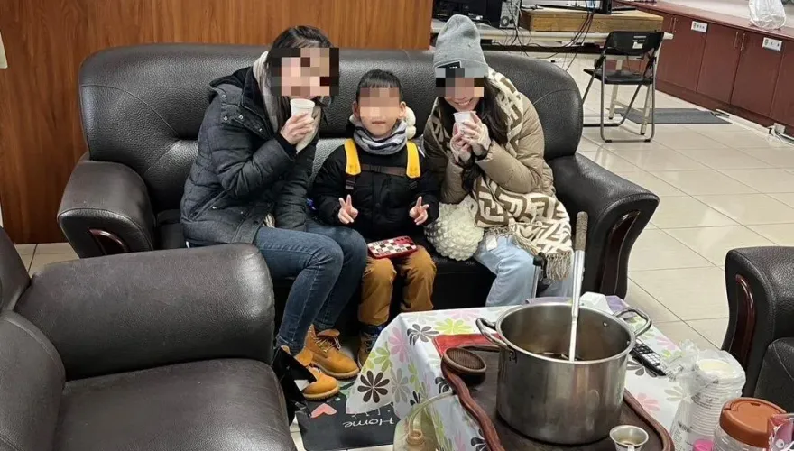 陽明山追雪穿太少險凍僵！辣媽帶幼子求援　暖警秒煮地瓜湯伺候