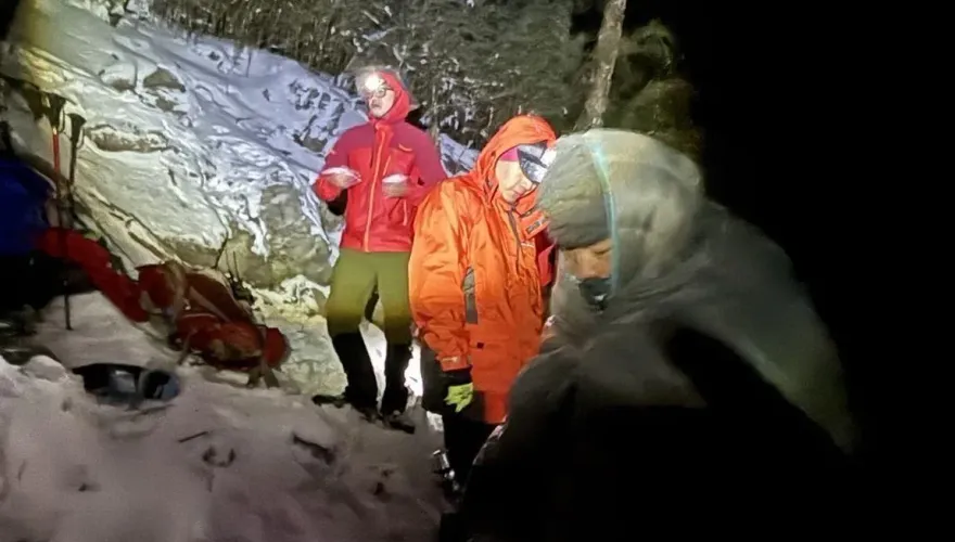 影/武陵四秀線追雪男女受困「嘴硬不用救」　最後直升機吊掛