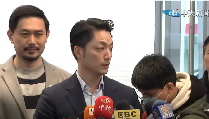 影/「辣個男人」別肖想川伯！  蔣萬安不放人喊：一定會「萬安緊抱」