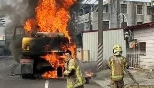 快訊/台南善化「行動怪手火球」！挖土機行進間燒起來　駕駛急跳車