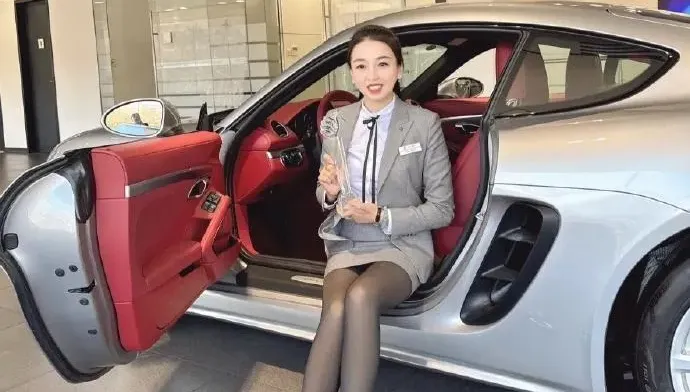 超猛銷冠！女業務一年賣出170輛保時捷　遭疑用「特殊手段」親闢謠言