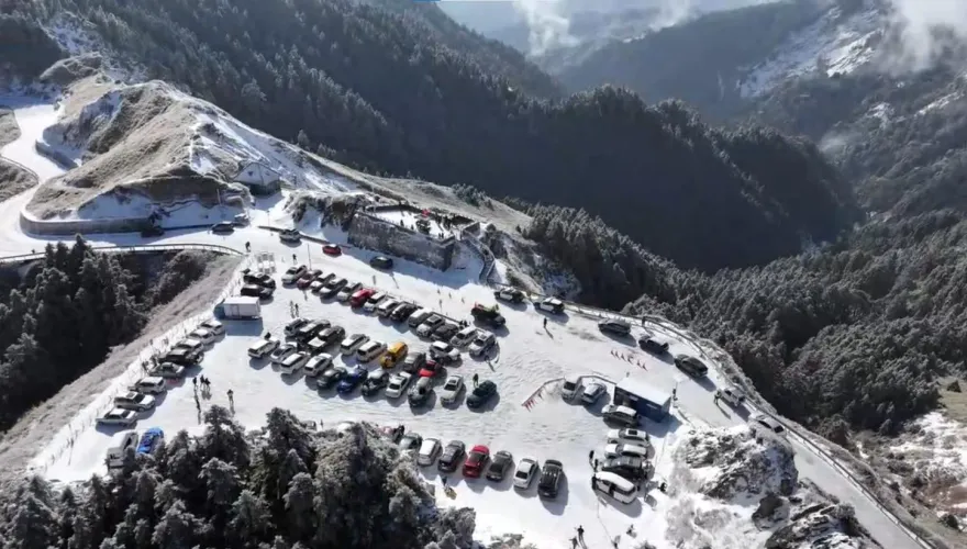 影/合歡山俯瞰視角！日映山頭積雪10公分　宛若新娘披白紗