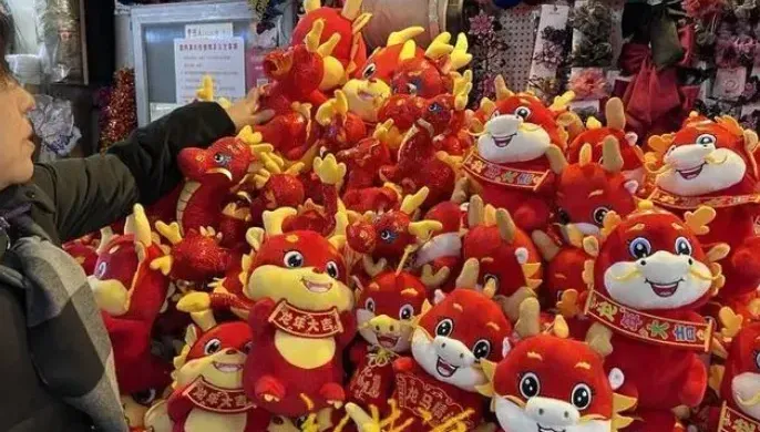 龍經濟火爆！陸年貨街「龍元素」商品人氣夯　電商平台搜索量暴漲640倍