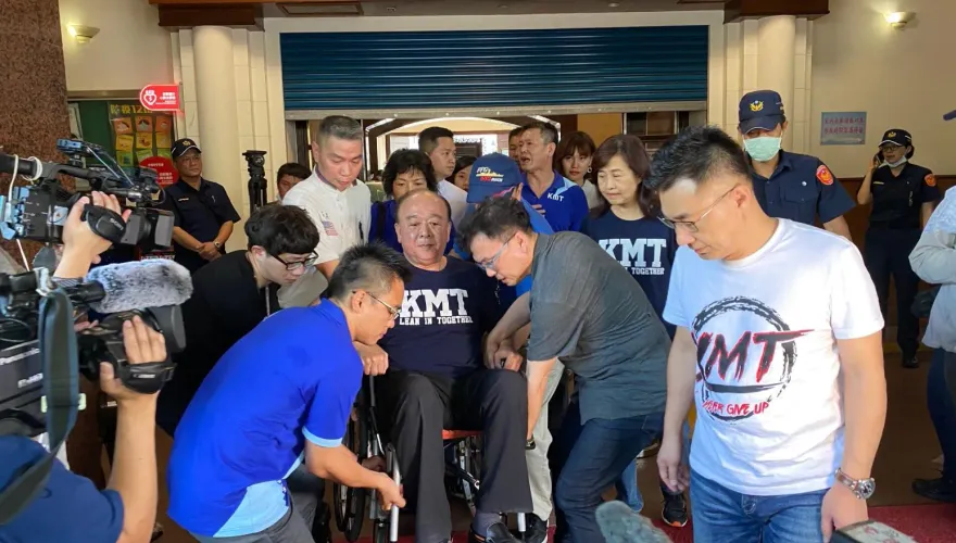 又是迴力鏢！謝龍介姪子抓包：吳斯懷曾因開刀坐輪椅遭綠粉譏「賣口香糖」