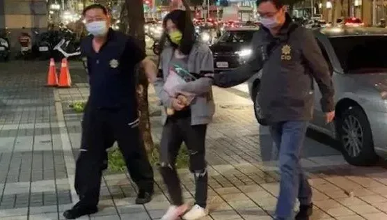 陪睡換藥搞多劈？「內湖黑寡婦」粉爪勾多人　要藥又要抱挑起眾男醋意起衝突