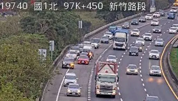 快訊/上班注意！國1北上新竹段3車追撞　多車佔外車道回堵