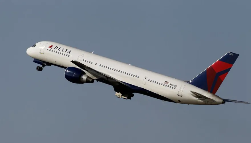 波音757客機準備起飛「前輪突脫落滾出跑道」　後方飛機目睹急通知塔台