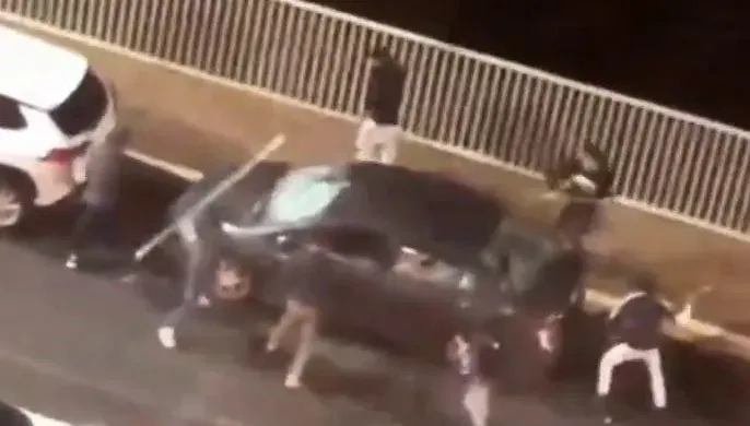 影/寒夜街頭運動片！基隆暖暖9球棒猴圍砸車　「哐啷哐啷」敲擊巨響嚇壞住戶