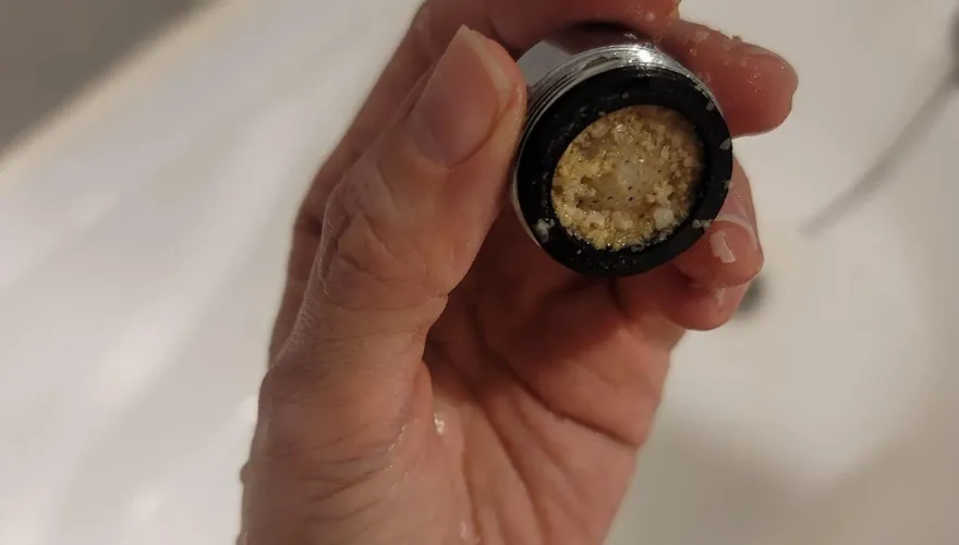 高雄水特別硬？水龍頭竟被「黃色石頭」塞住　內行人親曝原因
