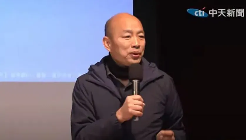 影/綠委嗆民主基金會董事長不一定要給韓國瑜　藍營反擊：竹篙鬥菜刀