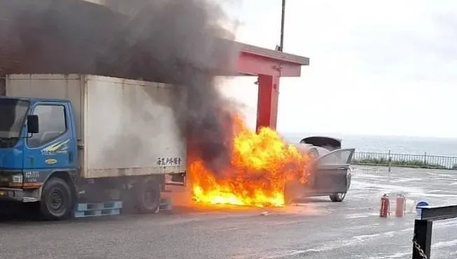 快訊/瑞芳BMW「底盤起火」整輛燒得只剩骨架！　車主搶救反遭燙傷