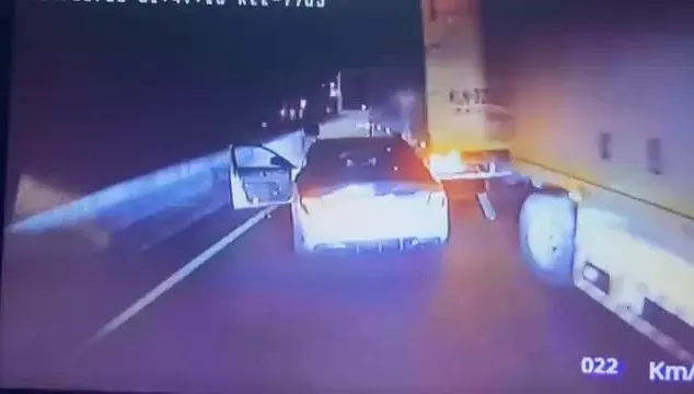 影/超派男「國道挑戰」大車學長！蛇行攔車捶玻璃　玩命畫面曝光