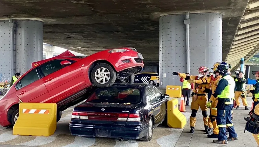 北市消防局辦「車禍救助技能競賽」　轎車堆疊場面超逼真