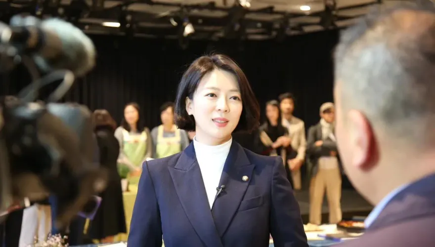 韓國執政黨議員裴賢鎮驚傳遇襲送醫！遭人持石頭攻擊後腦勺