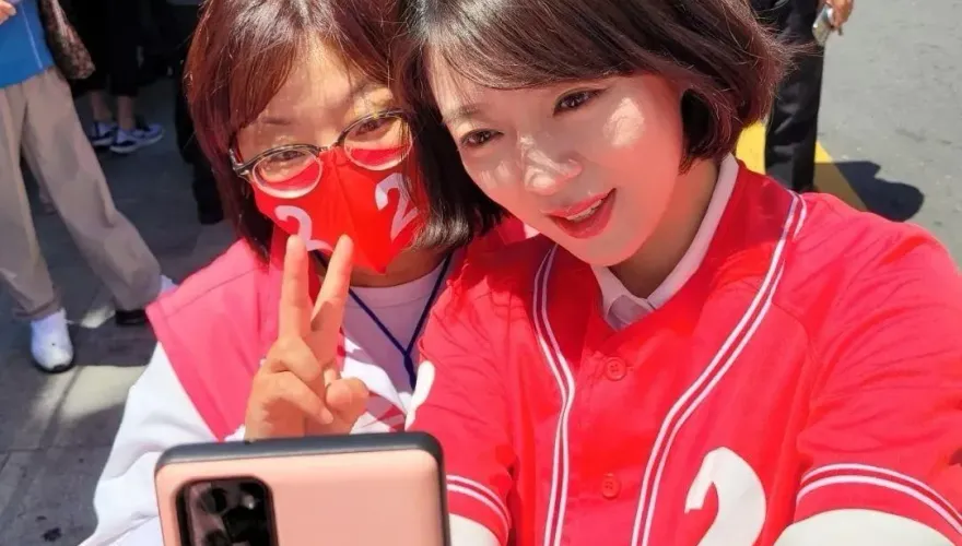 影/驚悚畫面曝光！韓美女議員遭人攻擊後腦勺　「持石頭狂砸20下」兇嫌竟未成年