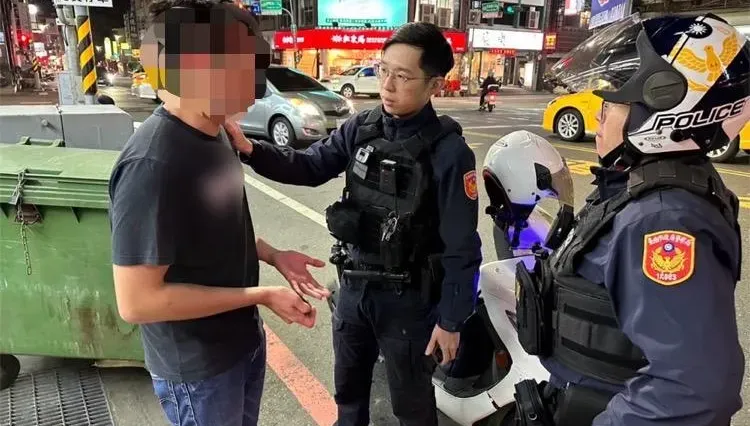 約正妹網友見面遭幫派威脅　單身男收「裸體罰跪照」嚇壞