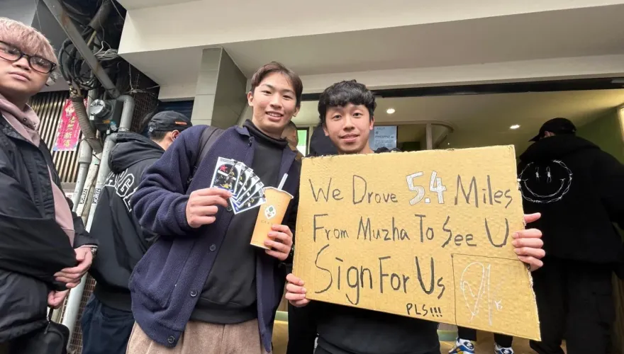 為拿「表弟」簽名半夜來排隊　卡森斯自掏「5張親簽卡」送給他！