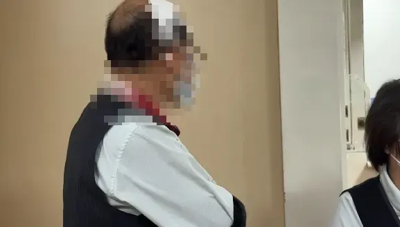 影/南投清水郵局爆搶匪打劫！經理遭砍「白領變紅領」太血腥　就醫畫面曝光