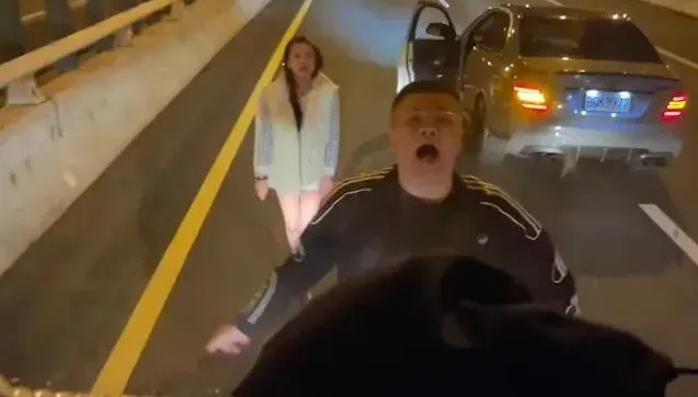影/超派賓士男國道單挑4大車...女友嚇尖叫　公路警：當紅斑馬塑膠逆