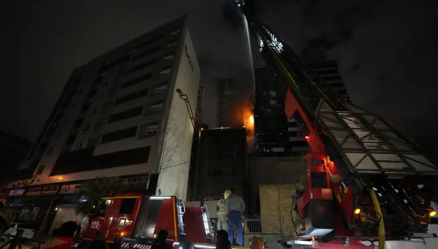 影/伊朗首都德黑蘭醫院暗夜大火　烈焰狂燒整棟建築物遭吞噬