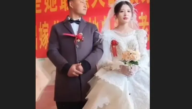 影/眼泛淚光閃躲新郎觸碰　超正新娘「一原因」哭成淚人兒惹網心疼