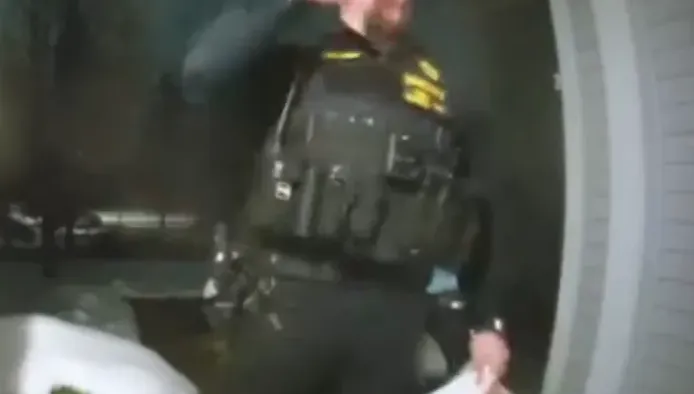 影/外送員被捕後熱心員警幫送餐　網友笑：小費要算誰的？