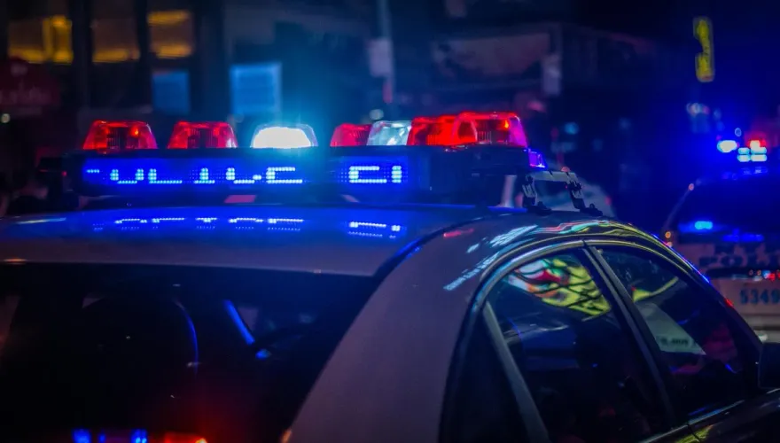 影/走到一半淒厲尖叫！女遭當街潑「化學液體」　路人嚇：她如蠟燭全身融化
