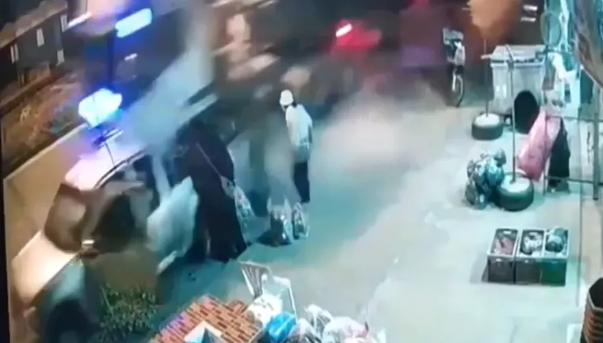 影/與死神擦肩！卡車司機打瞌睡撞飛路邊貨車　車主距離不到半公尺險遭殃