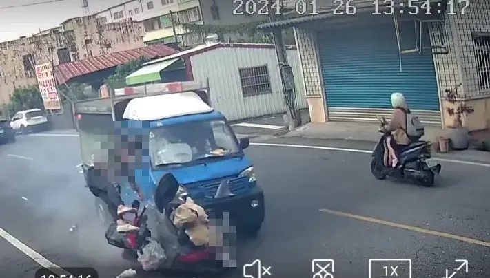 驚悚畫面曝！屏東騎士玩命鬼切　遭小貨車擊落命危送醫
