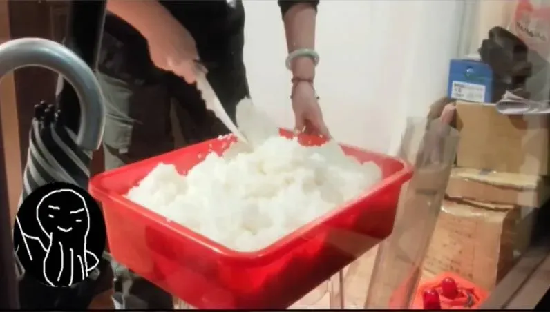 超哥日料店遭爆「醋飯裝塑膠盆攪拌」！網一面倒：Toyz是對的