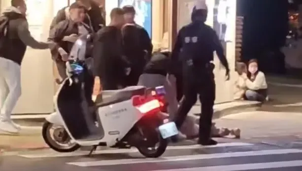 影/超哥警察面前揍人影片曝！Toyz控警袖手旁觀　大安分局：與事實不符