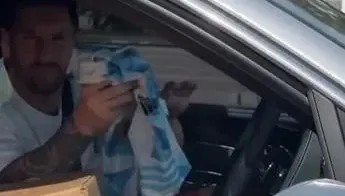 影/超暖心！梅西開車等紅燈幫球迷簽名　30秒影片破千萬觀看