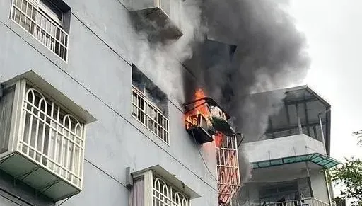 快訊/北投公寓大火！驚人烈焰燒出窗外　警消搶救中